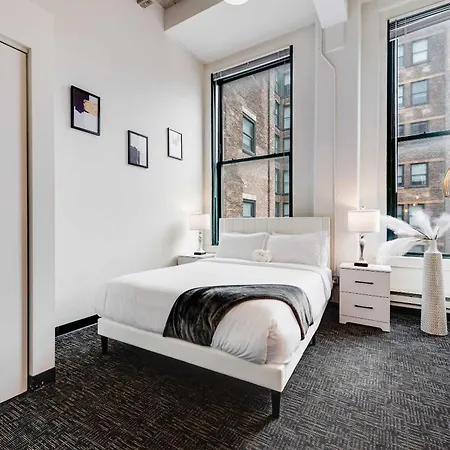 Apartment West Loop - Views With In & Out Parking 6 *