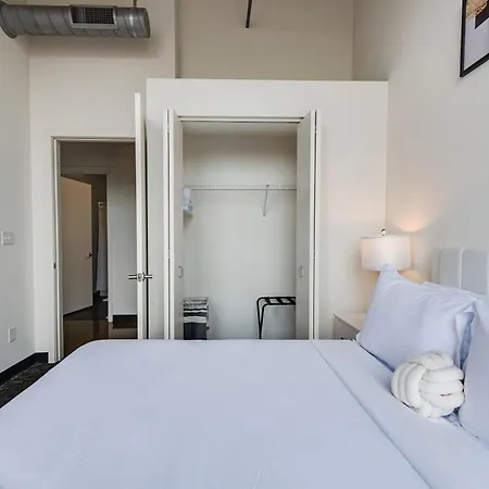Apartment West Loop - Views With In & Out Parking 4