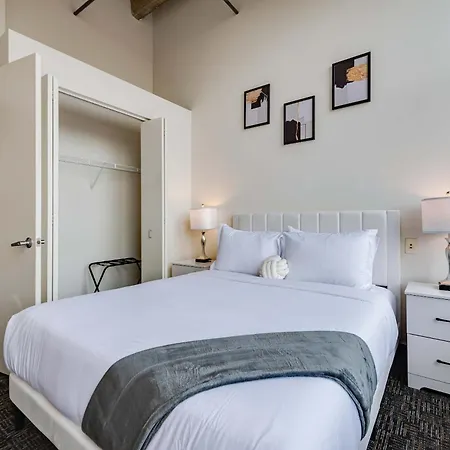 Apartment West Loop - Views With In & Out Parking 4 *
