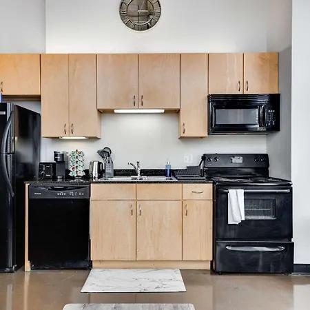 West Loop - Views With In & Out Parking 6 Apartment *