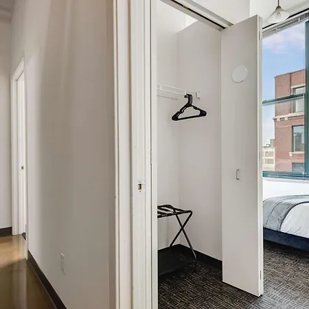 Apartment West Loop - Views With In & Out Parking 3 *