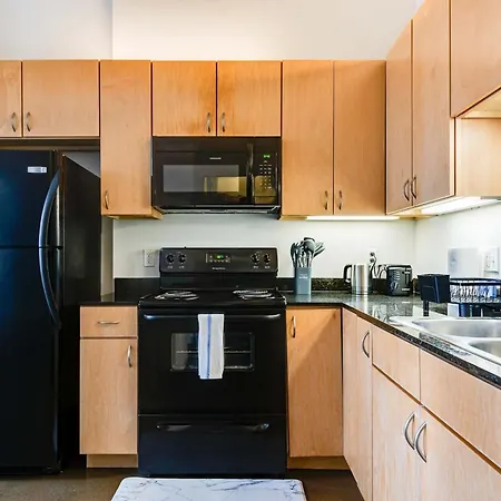 Apartment West Loop - Views With In & Out Parking 3 *