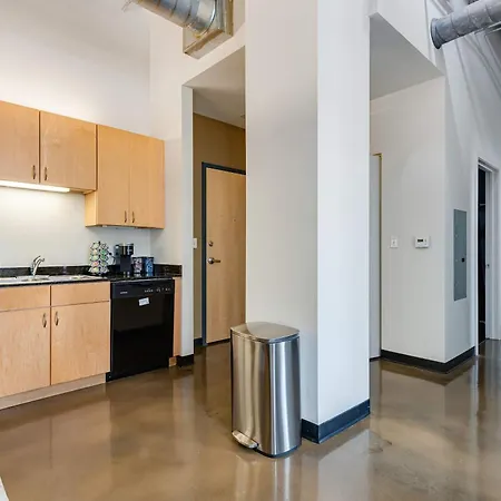 Apartment West Loop - Views With In & Out Parking 3 *