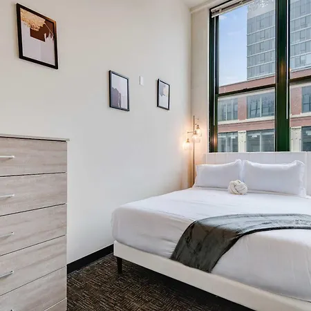 West Loop - Views With In & Out Parking 3 Apartment *