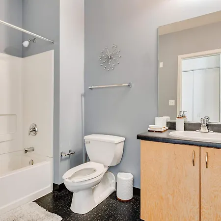 Apartment West Loop - Views With In & Out Parking 3 *