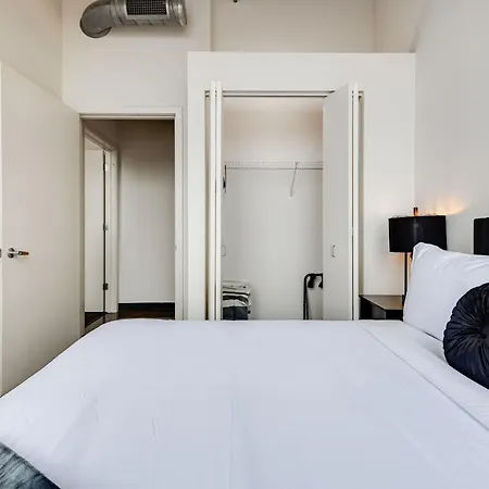 West Loop - Views With In & Out Parking 4 Apartment *