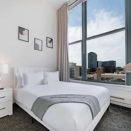 Apartment West Loop - Views With In & Out Parking 1