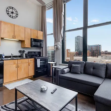 Apartment West Loop - Views With In & Out Parking 1