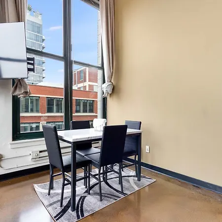 Apartment West Loop - Views With In & Out Parking 1 *