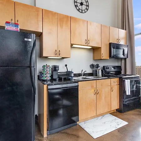 West Loop - Views With In & Out Parking 1 Apartment *