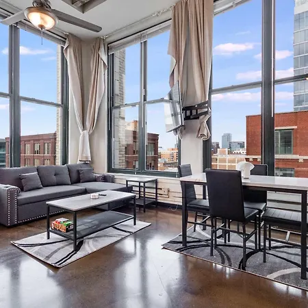 Apartment West Loop - Views With In & Out Parking 1 *