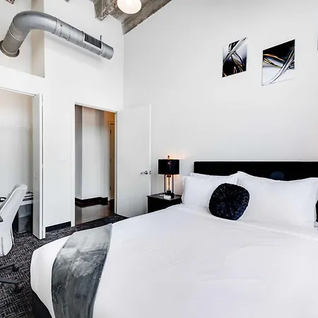 Apartment West Loop - Views With In & Out Parking 1 *
