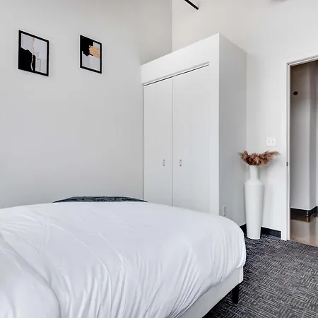 Apartment West Loop - Views With In & Out Parking 1 *
