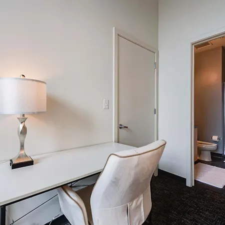 Apartment West Loop - Views With In & Out Parking 5