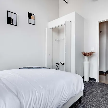 Apartment West Loop - Views With In & Out Parking 1 *