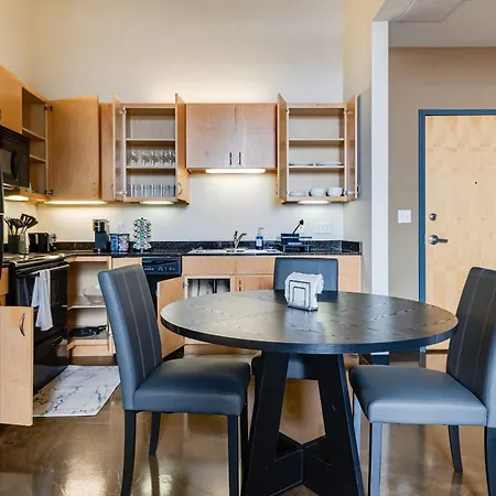 West Loop - Views With In & Out Parking 5 Apartment *