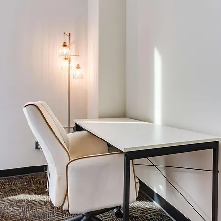 Apartment West Loop - Views With In & Out Parking 5 *