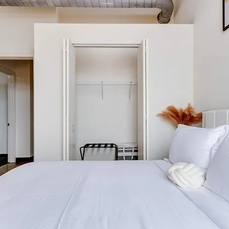 Apartment West Loop - Views With In & Out Parking 5 *
