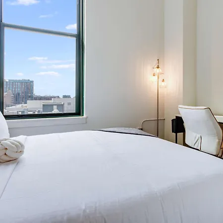 Apartment West Loop - Views With In & Out Parking 5 *