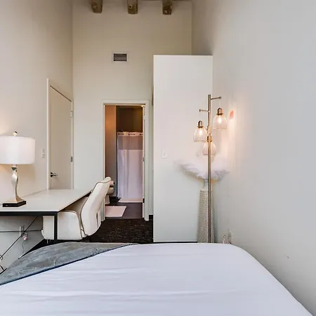 Apartment West Loop - Views With In & Out Parking 5 *