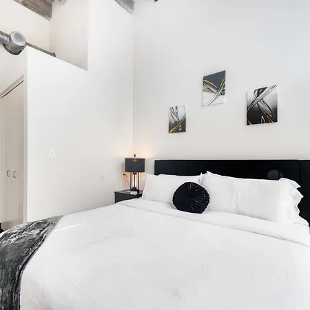 Apartment West Loop - Views With In & Out Parking 2 *