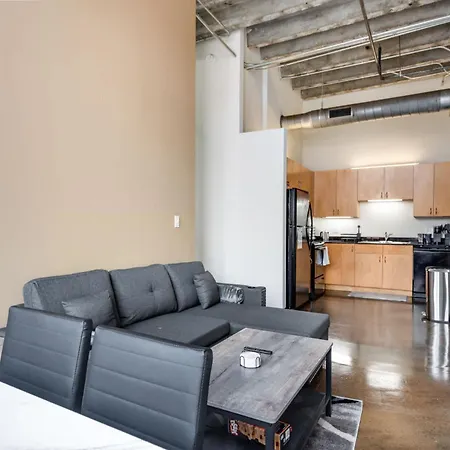 Apartment West Loop - Views With In & Out Parking 2 *
