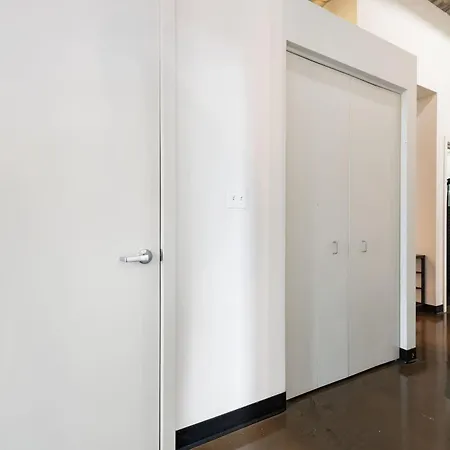 Apartment West Loop - Views With In & Out Parking 6 *
