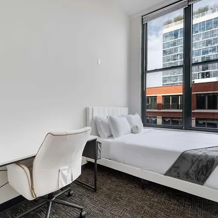 Apartment West Loop - Views With In & Out Parking 2 *