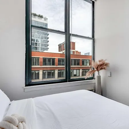 West Loop - Views With In & Out Parking 2 Apartment