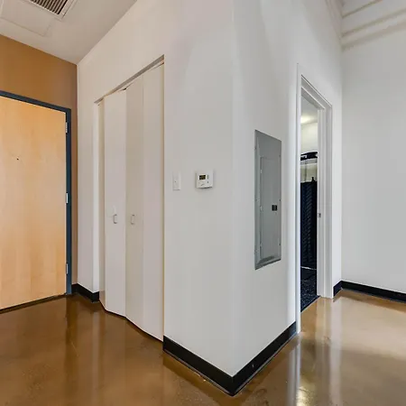 Apartment West Loop - Views With In & Out Parking 3 *