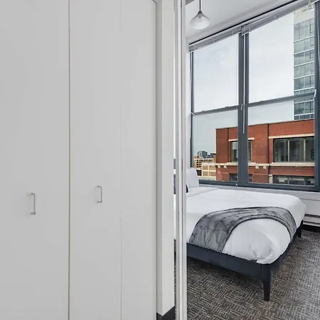 Apartment West Loop - Views With In & Out Parking 2 *