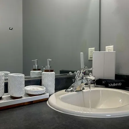 Apartment West Loop - Views With In & Out Parking 6 *