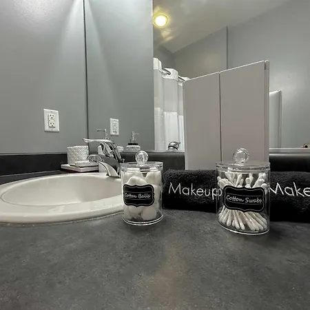 Apartment West Loop - Views With In & Out Parking 2 *