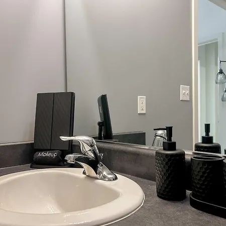 Apartment West Loop - Views With In & Out Parking 5 *