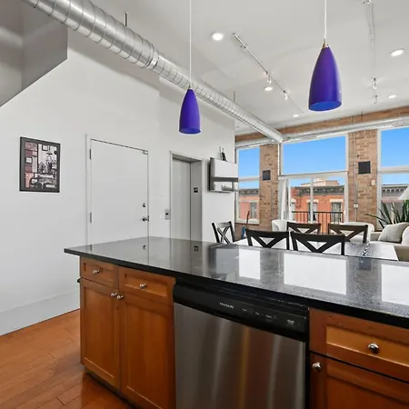 Amazing Wicker Park Penthouse With Skyline Views