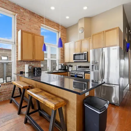 Amazing Wicker Park Penthouse With Skyline Views *