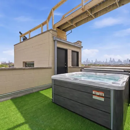 Amazing Wicker Park Penthouse With Skyline Views *