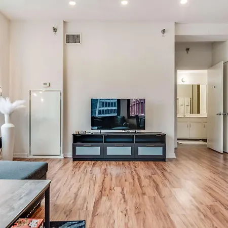 Downtown With Free In & Out Parking 3 Apartment