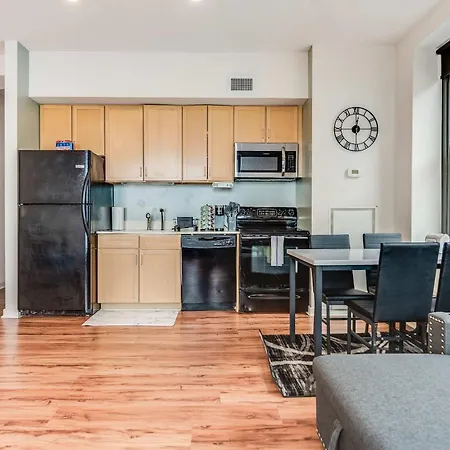 Downtown With Free In & Out Parking 3 Apartment