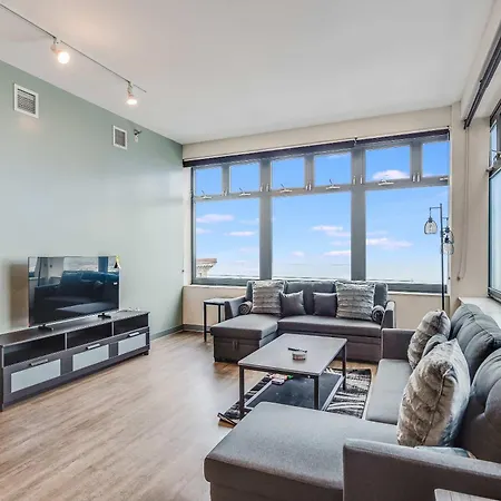 Downtown With Free In & Out Parking 6 Apartment