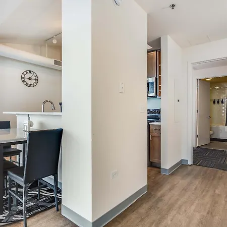 Apartment Downtown With Free In & Out Parking 6