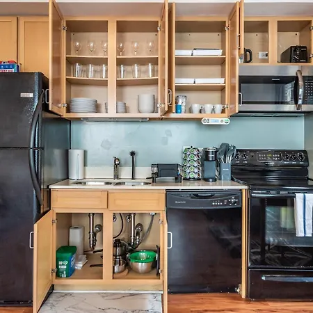 Apartment Downtown With Free In & Out Parking 3 *