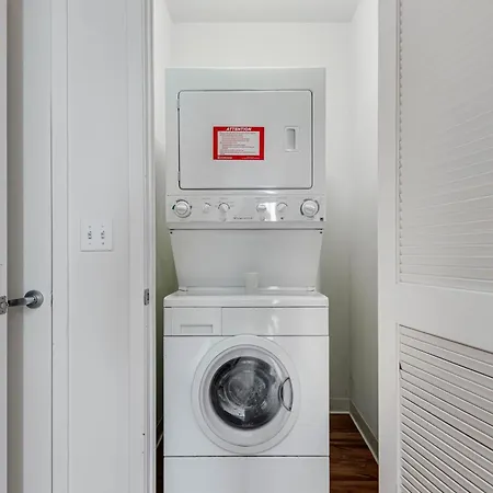 Apartment Downtown With Free In & Out Parking 3