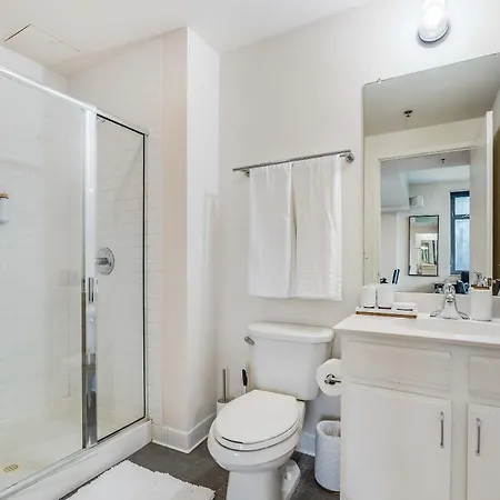 Downtown With Free In & Out Parking 6 Apartment *