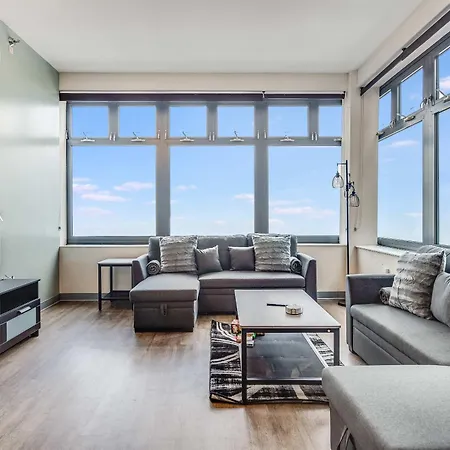 Apartment Downtown With Free In & Out Parking 6 *