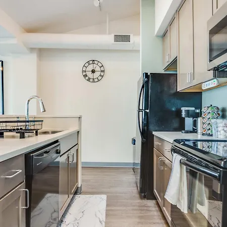 Downtown With Free In & Out Parking 6 Apartment