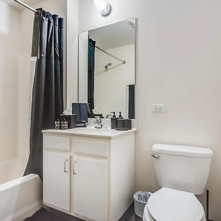 Apartment Downtown With Free In & Out Parking 3