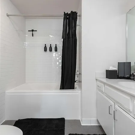 Downtown With Free In & Out Parking 6 Apartment