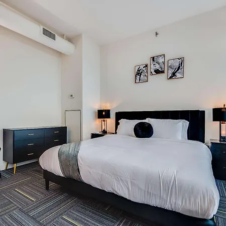 Downtown With Free In & Out Parking 6 Apartment *