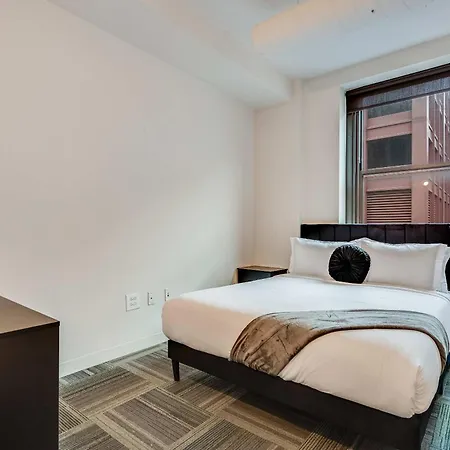 Downtown With Free In & Out Parking 3 *